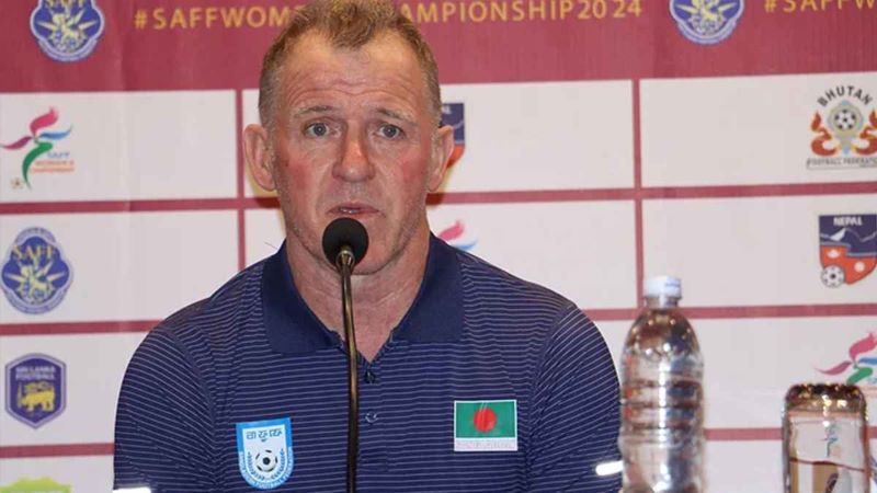 নারী দলের কোচ, ‘হয় ওরা থাকবে নয়তো আমি, সমঝোতার সুযোগ নেই’